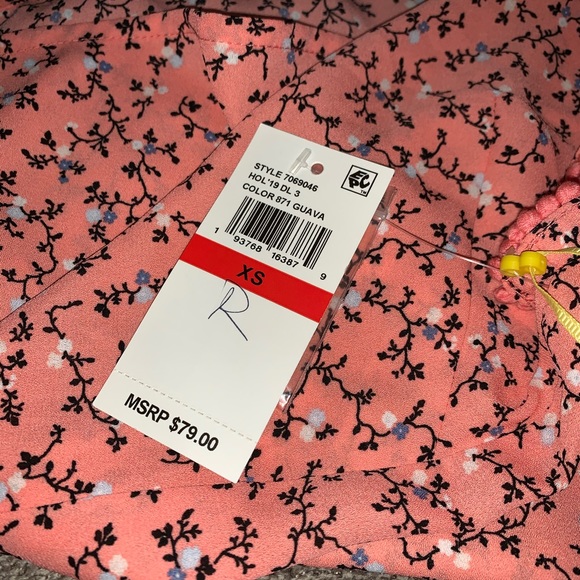 NWT CeCe | Collared Flutter Sleeve Floral Top - Picture 8 of 9